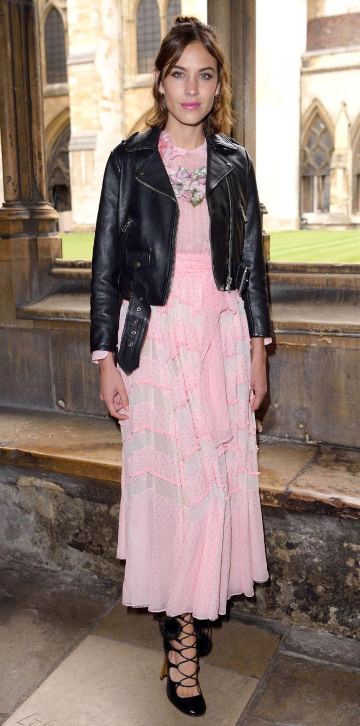 LONDON, ENGLAND - JUNE 02: Alexa Chung attends the Gucci Cruise 2017 fashion show at the Cloisters of Westminster Abbey on June 2, 2016 in London, England. (Photo by Karwai Tang/WireImage)