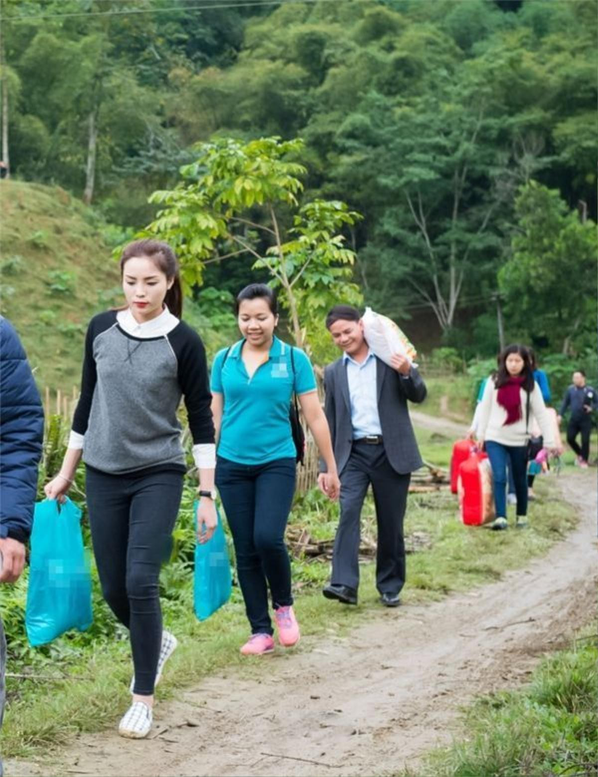 Kỳ Duyên trong chuyến từ thiện trao quà và thăm hỏi những hộ dân nghèo ở huyện Con Cuông (Nghệ An).