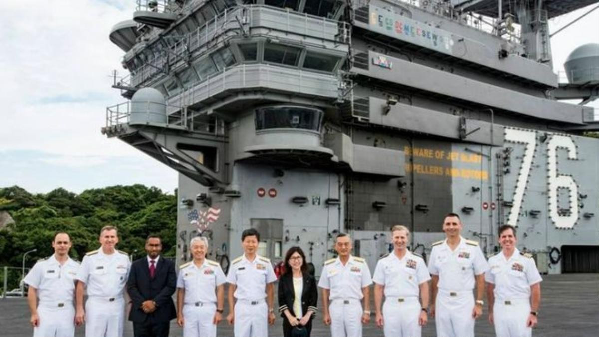 Bộ trưởng Quốc phòng Nhật Bản Inada (đứng giữa) trong chuyến thăm tàu sân bay USS Ronald Reagan của Mỹ