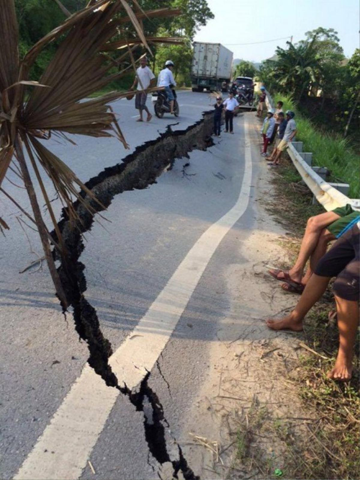 Nhiều người dân địa phương "hoảng hồn" khi thức dậy phát hiện vết nứt lớn.