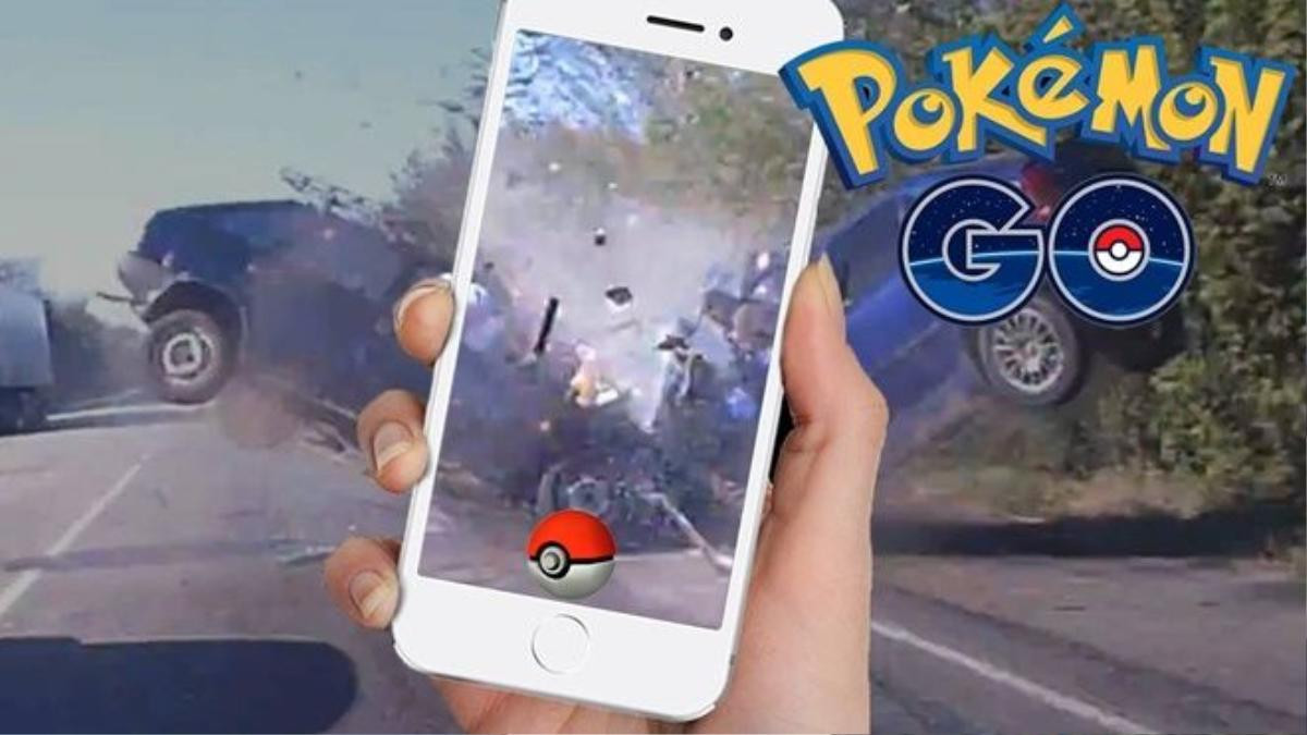 Một người chơi Pokemon Go trên điện thoại khi băng sang đường tại Shibuya, Tokyo, Nhật Bản. Ảnh: Reuters.