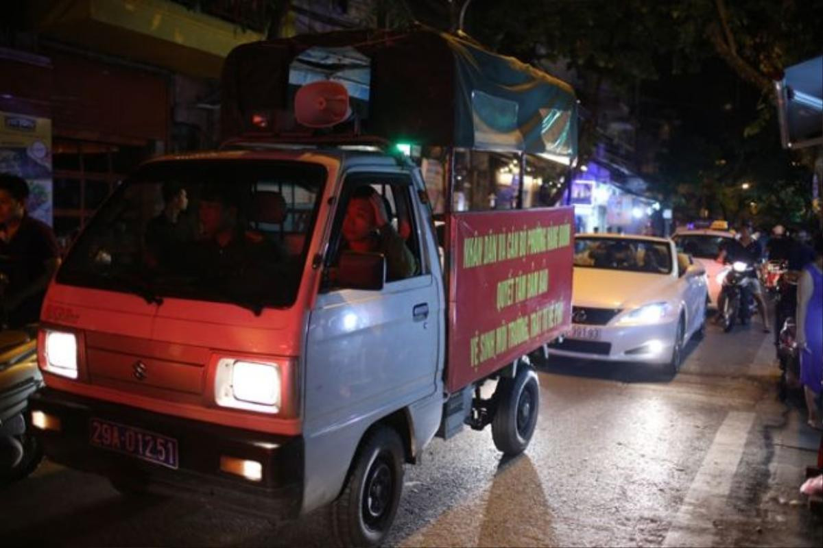 23h30 đêm, xe trật tự phường đi dọc các tuyến phố nhắc nhở chủ cửa hàng dọn dẹp