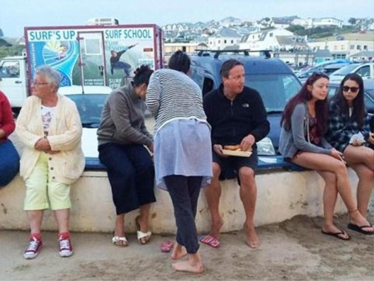 David Cameron chân trần ngồi ăn khi đang đi nghỉ ở Cornwall. Ảnh: Daily Mail