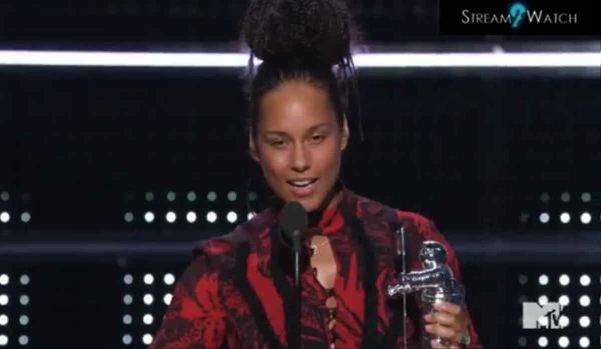 Alicia Keys là người xướng tên trao giải cho Calvin Harris. 