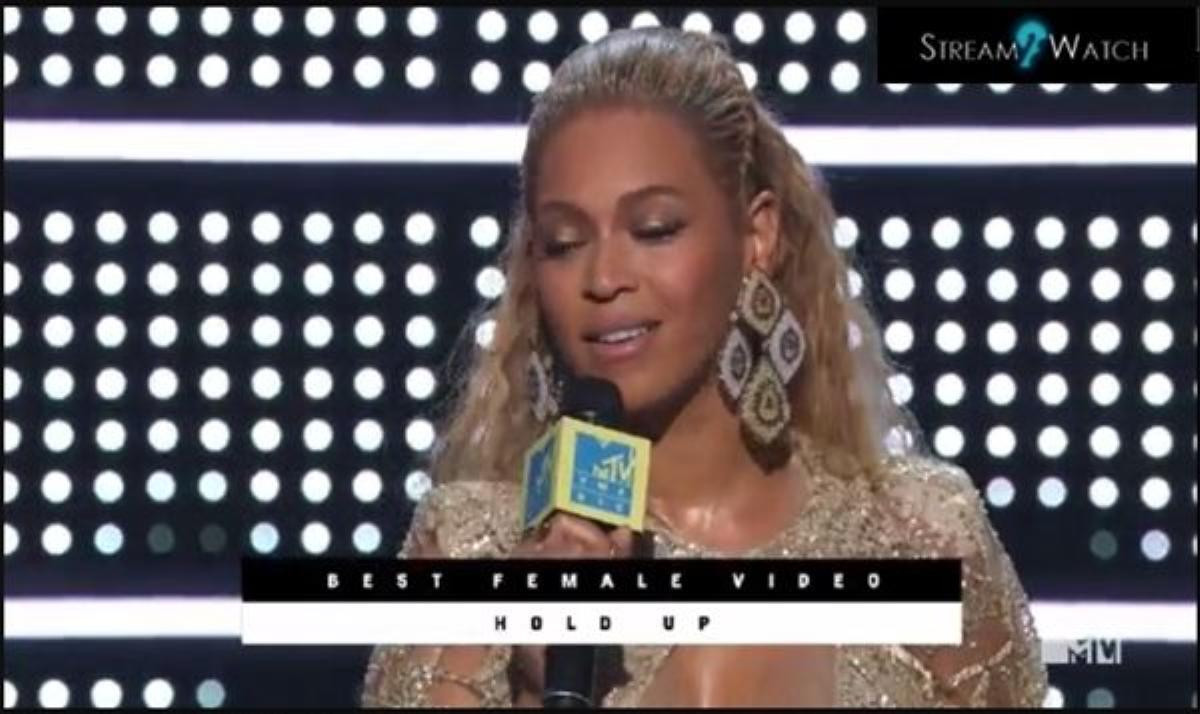 Beyoncé nhận giải trong sự reo hò của cả khán phòng.