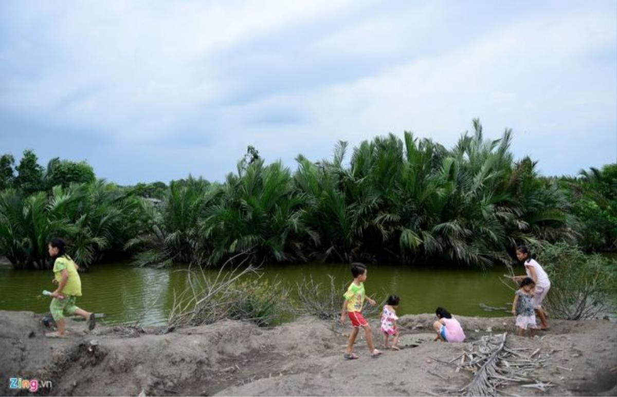 Phía sau của Khu xử lý rác Đa Phước là hàng trăm hộ dân thuộc ấp 3, xã Đa Phước làm nghề đánh bắt, nuôi trồng thủy sản. Từ khi bãi rác xuất hiện đã làm cuộc sống của họ thay đổi.