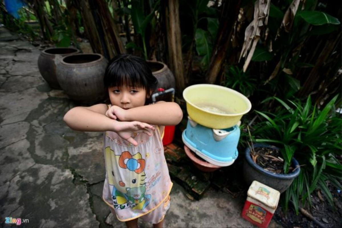 Hàng xóm ông Mạnh là gia đình bà Trần Thị Bế cũng trong hoàn cảnh tương tự. "Cứ theo chiều gió là cả khu vực sặc mùi thối. Người lớn có thể chịu đựng được nhưng tội cho mấy đứa nhỏ", bà Bế bày tỏ. Bà Bế kể giữa đêm bé Yến thường bị thức giấc, khóc hét lên than hôi, bé lại bị hen nữa nên gia đình rất lo lắng.