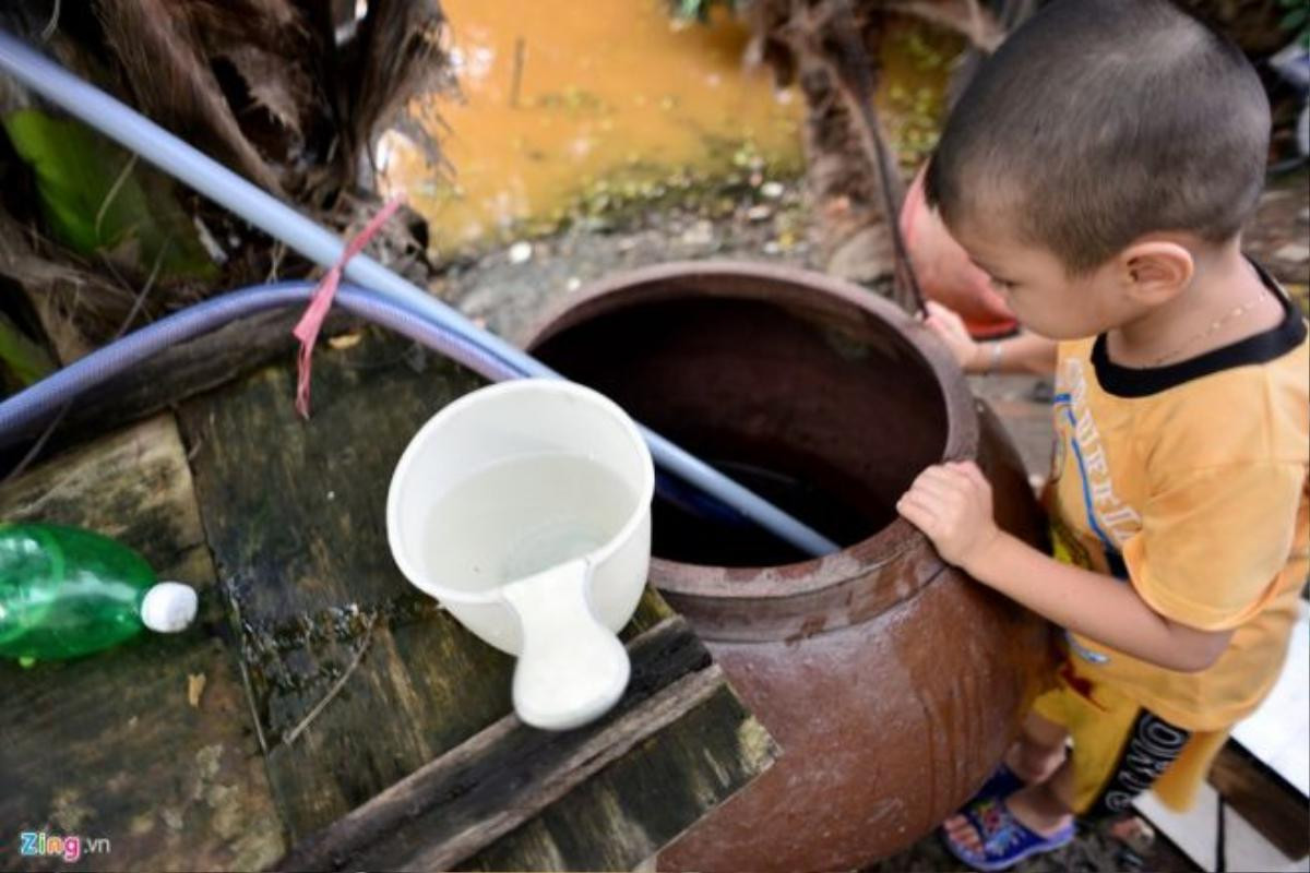 Do nước màu vàng từ bãi rác rỉ xuống ao vườn xung quanh nên gia đình ông Mạnh không dám dùng nước khoan để ăn uống mà hứng nước mưa. Mưa liên tục nhưng nước hứng xuống vẫn bị màu đen nên gia đình rất lo không biết có ảnh hưởng đến sức khỏe không.