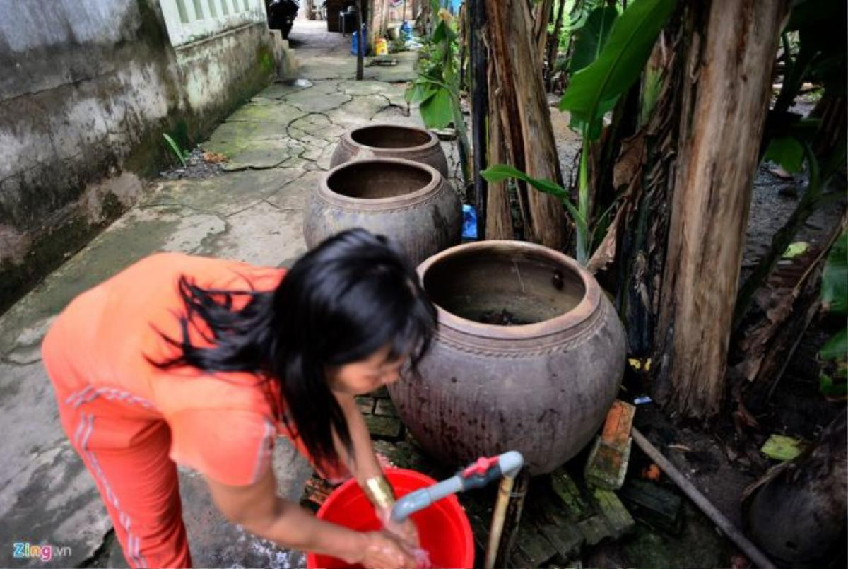 Gia đình bà Bế thì không dám dùng nước mưa vì màu đen ngòm, có mùi lạ, nước khoan từ dưới đất chỉ để tắm giặt. Mỗi ngày gia đình bà mất một bình nước lọc mua với giá 12.000 đồng.