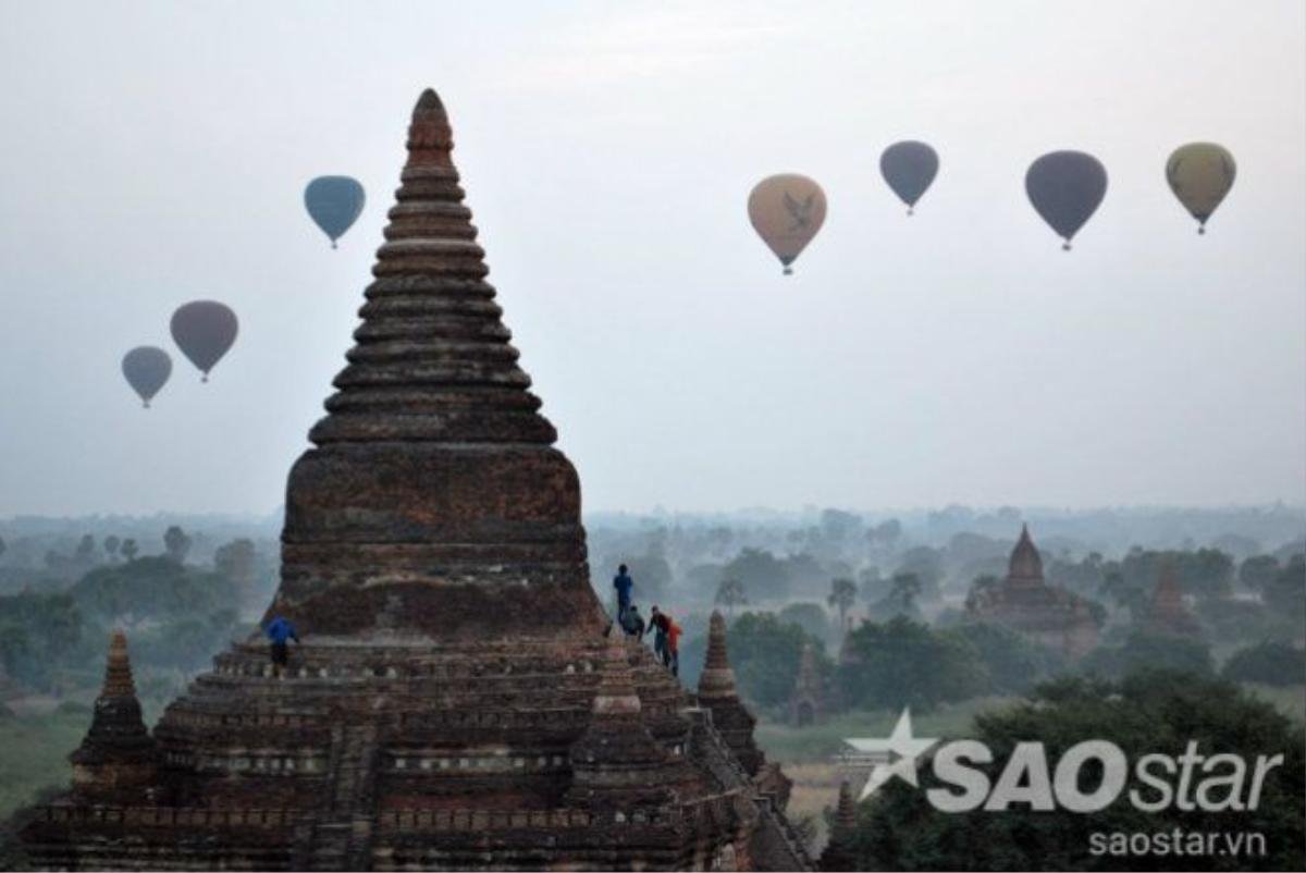 Để nhìn ngắm được những góc độ tuyệt vời nhất, nhiều người phải thức dậy từ rất sớm và leo lên trên tầng cao của những ngôi tháp cổ. Bên cạnh đó, chính phủ Myanmar cũng cho triển khai dịch vụ ngắm Bagan từ khinh khí cầu. Điều này đã tạo ra một hình ảnh hết sức độc đáo về sự kết hợp hài hòa giữa hiện đại và truyền thống.