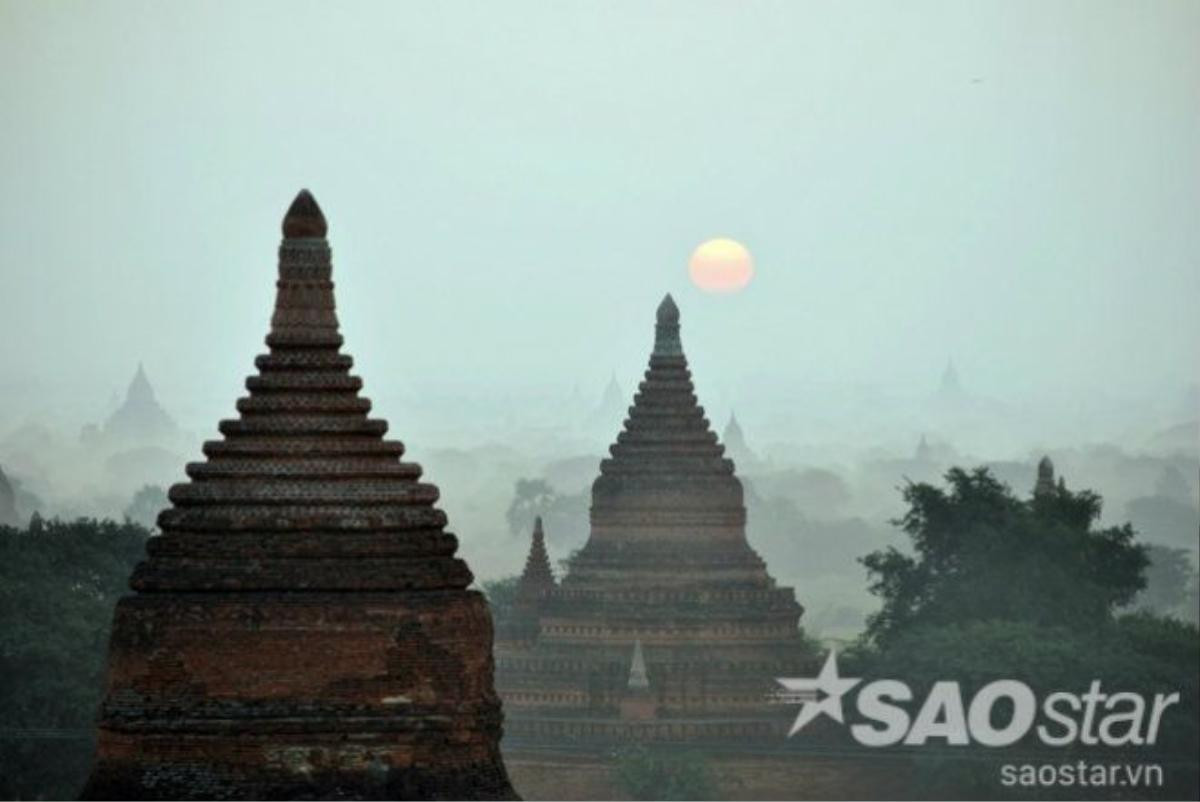 ..Khi ánh mặt trời dần ló dạng giữa không khí bàng bạc sương mù.