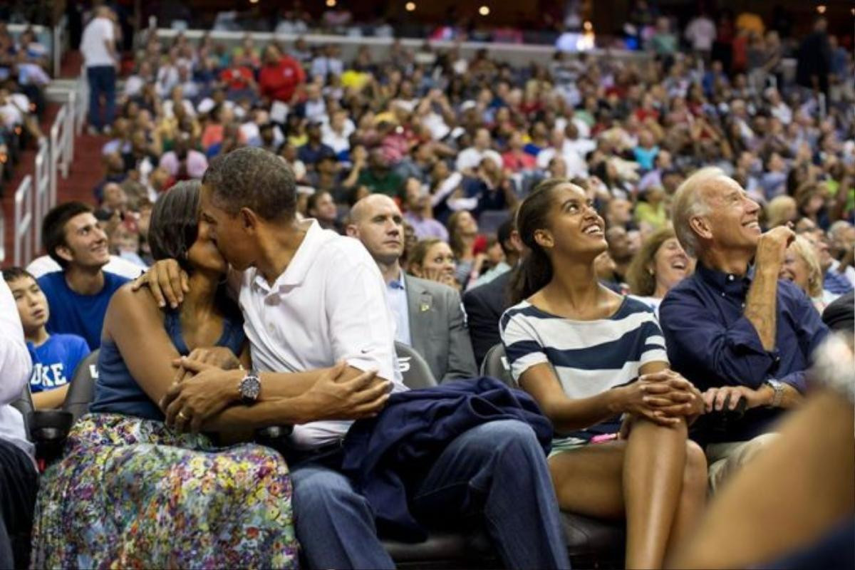 Trong trận bóng rổ giữa tuyển Mỹ và tuyển Brazil, ông Obama trao cho bà Michelle một nụ hôn nồng thắm khi "Kiss Cam" quay tới vị trí của hai người. Ông Obama không ngần ngại thể hiện tình cảm với vợ mình dù là ở bất kỳ đâu.