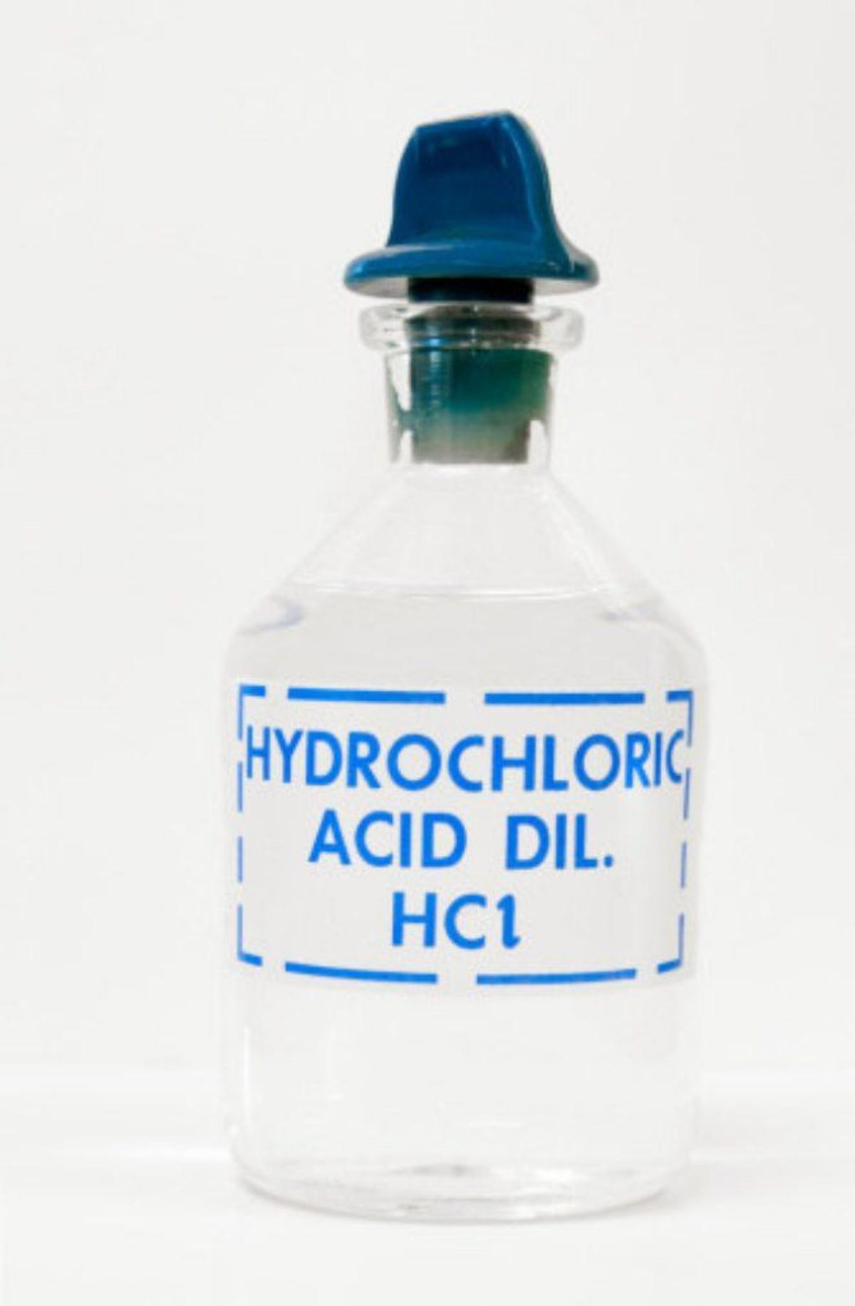 Acid hydrochloric - một loạt chất bào mòn cao, có thể gây bỏng nặng cho da gây nguy hiểm khi sử dụng