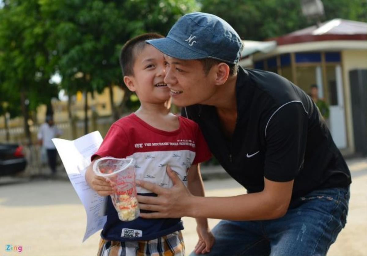 Sau nụ hôn lên má, cậu kể cho bố nghe về việc đã đứng đợi ngoài cổng như thế nào. Anh Trần Mạnh Hà không ngờ sau 2 năm xa cách, cậu con trai của mình đã cao như vậy.