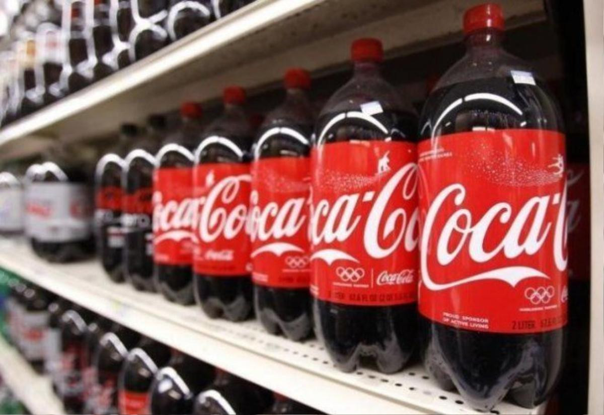 Coca Cola bày bán trong một cửa hàng - Ảnh: Reuters.