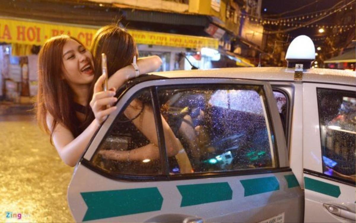 Hai bạn nữ sau khi tan cuộc vui tại phố Đào Duy Từ lên xe taxi về nhà. Các bạn cho biết, được vui chơi, xả stress những ngày cuối tuần cảm giác rất thoải mái. 