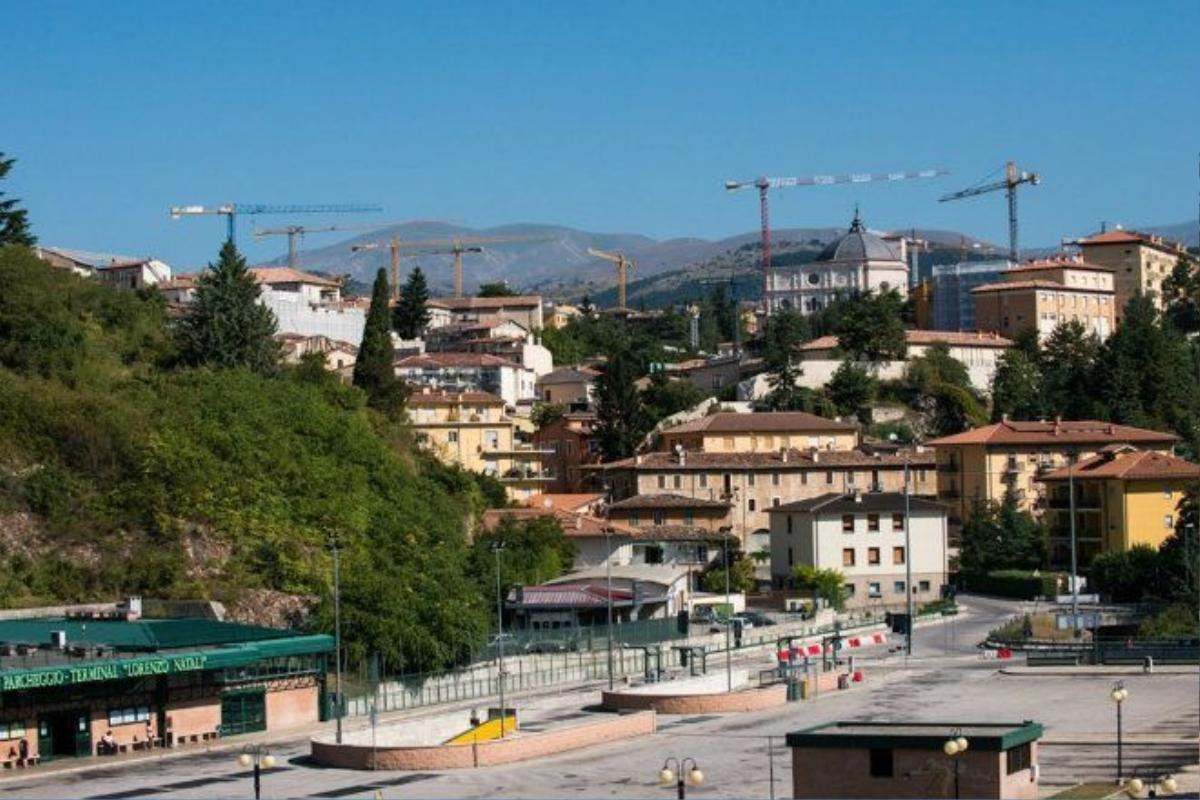 Thị trấn L’Aquila, Italy nhìn từ hướng đông nam. L'Aquila cách khoảng 50 km so với thị trấn Amatrice - tâm chấn của trận động đất 6,2 độ Richter khiến hàng trăm người chết và bị thương xảy ra vào ngày 24/8 vừa qua. Vào ngày 6/4/2009 nơi đây đã hứng chịu một trận động đất mạnh xóa sổ gần như toàn bộ thị trấn và khiến 309 người thiệt mạng. Cả hai trận động đất này đều ở độ sâu khoảng 10 km và đều xảy ra vào khoảng 3h30 sáng, khi mọi người đang ngủ.