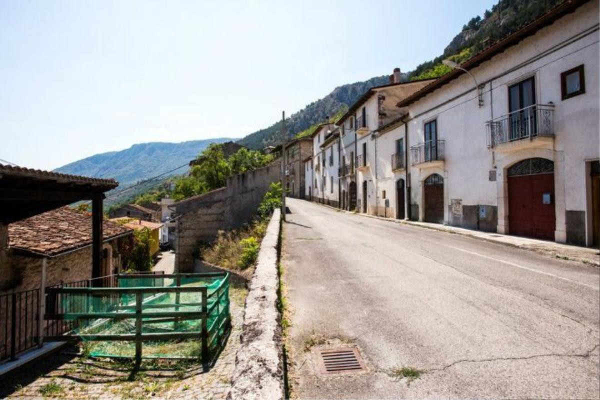 Một trong những nơi người dân chuyển đến sau động đất là ấp Fossa, làng Friuli Venezia Giulia, nơi có gần 700 người từng sinh sống nhưng giờ đây cũng bỏ không. Fossa cách L'Aquila khoảng 12 km.