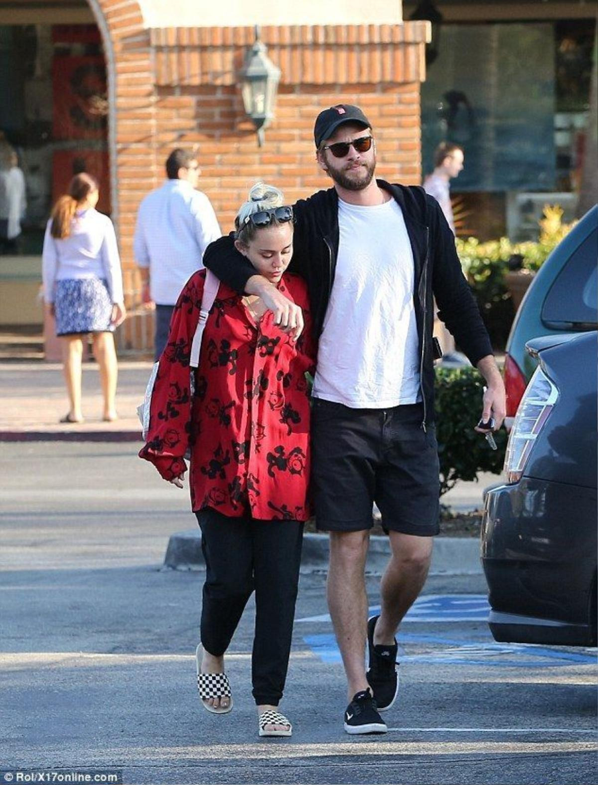 Miley diện dép lê hẹn hò cùng Liam Hemsworth đến khắp mọi nơi. Dù là ban ngày...