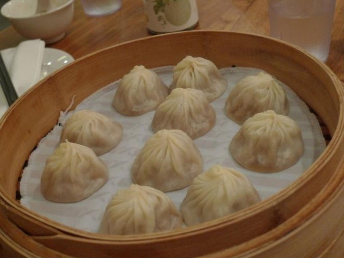 Xiao long bao là món bánh bao phiên bản Thượng Hải. Nhân bánh là thịt heo, cua và chút nước hầm. Những chiếc bánh nhỏ sẽ làm thực khách mê ngay từ miếng đầu tiên. 