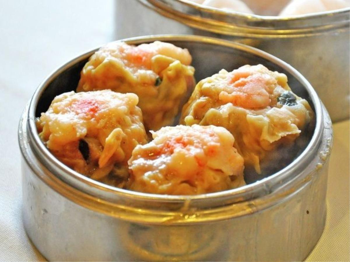 Shumai - một loại bánh bao được trình bày giống dimsum - rất dễ nhận ra nhờ có lớp vỏ sần sùi. Món ăn này có xuất xứ từ tỉnh Quảng Đông. Nguyên liệu làm nhân có thể là cua, tôm, thịt heo hay cả rau củ. 