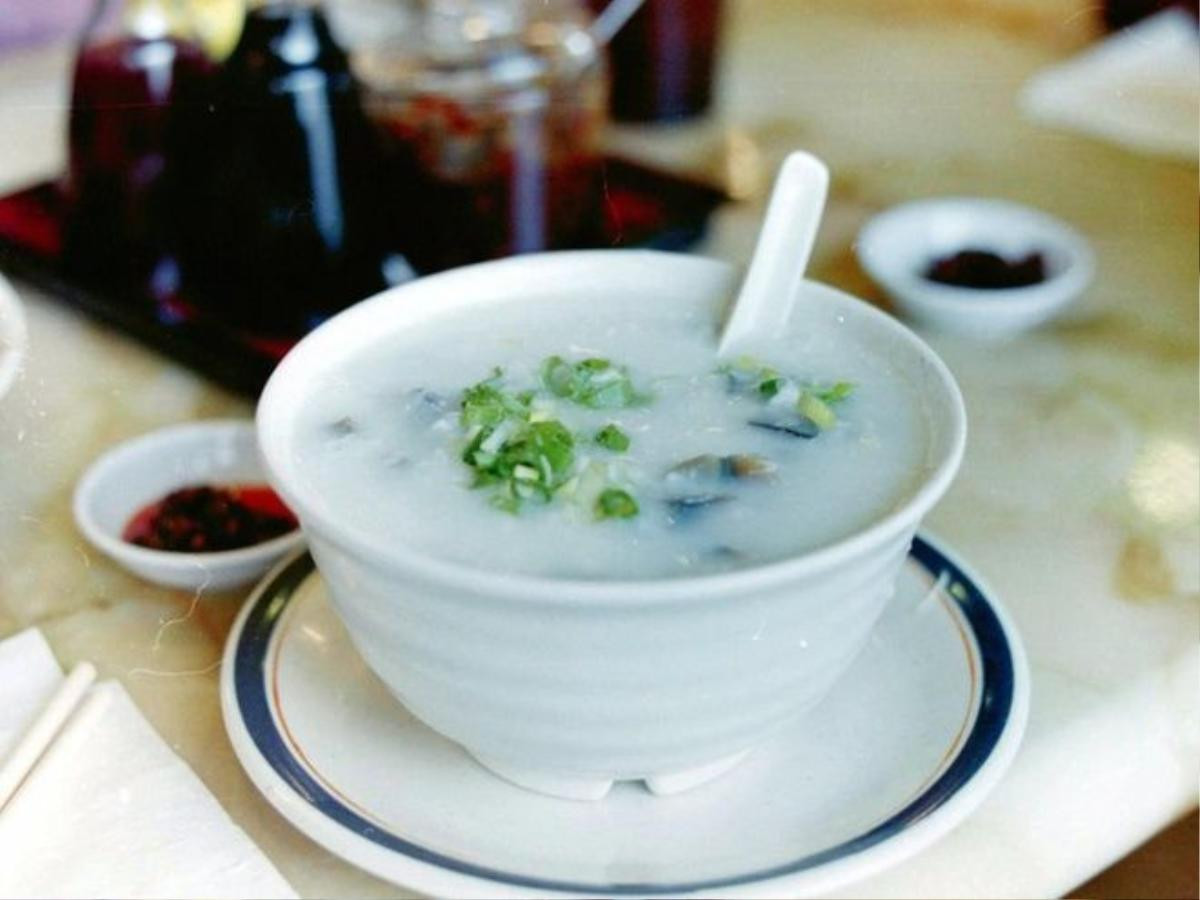 Khá giống với cháo, congee được chuẩn bị bằng cách nấu gạo với nước tạo thành loại súp đặc. Congee có thể ăn kèm với các loại thịt gà, heo hay bánh donut chiên. 