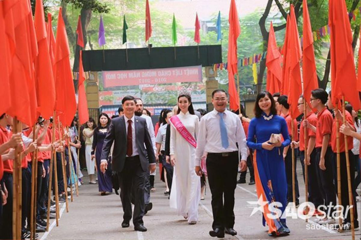 Đỗ Mỹ Linh duyên dáng trong tà áo dài trắng bước vào cùng Ban giám hiệu nhà trường dự lễ khai giảng.