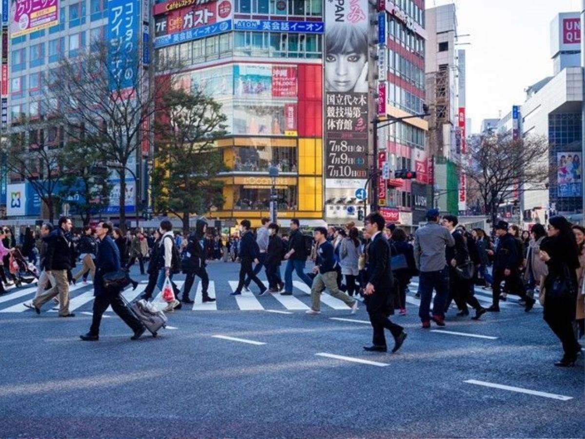 Đến với thủ đô Tokyo (Nhật Bản), Anthony Bourdain thể hiện sự yêu thích đặc biệt cho món mì soba và các món cá tươi đặc trưng tại đây. Ngoài ẩm thực, vị đầu bếp còn dành thời gian để trải nghiệm những văn hóa khác, như theo học hai môn võ cổ truyền là Kendo và Kyokushin. Ảnh: Unsplash .