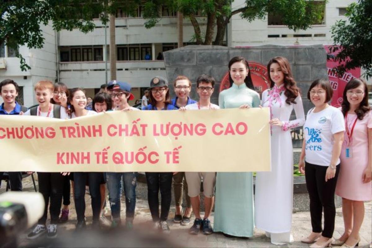 Không quên xuống giao lưu cùng các bạn sinh viên Khoa Kinh tế Quốc tế.