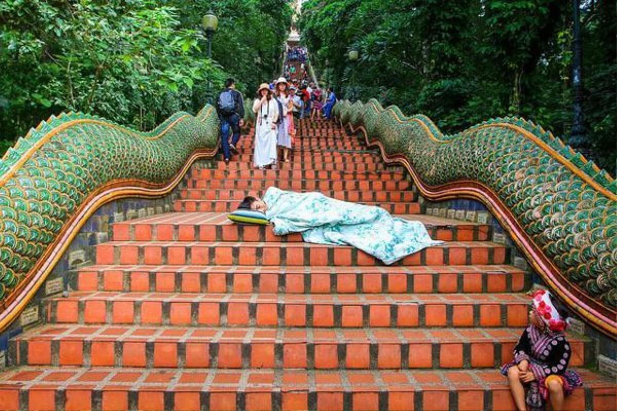 Ngủ ngon lành trong chăn ấm, gối êm trên bậc thềm lên chùa Doi Suthep.