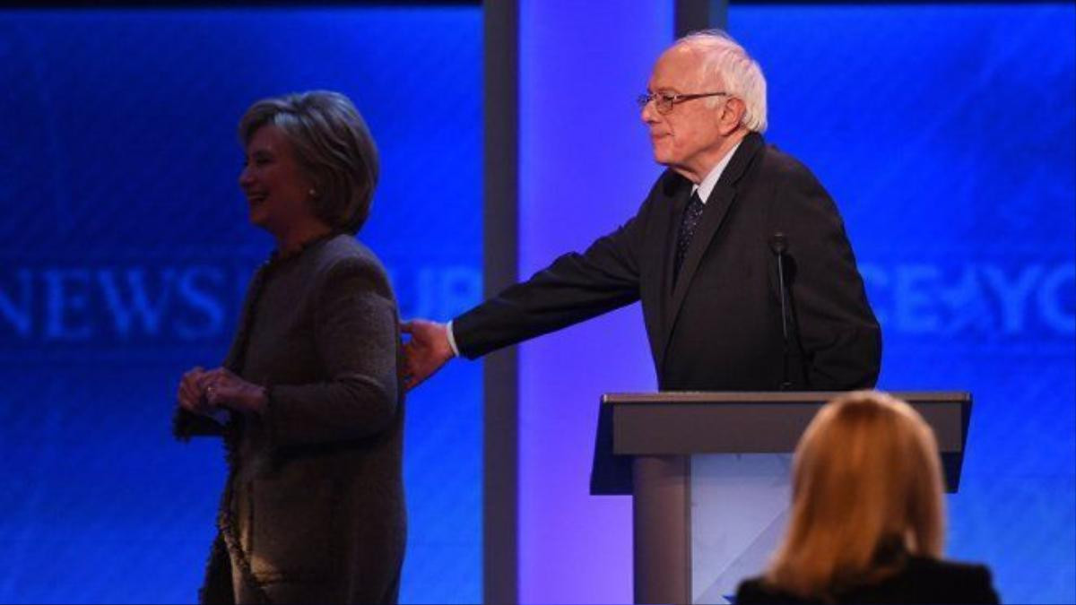 Bà Hillary Clinton và cựu đối thủ Bernie Sanders 