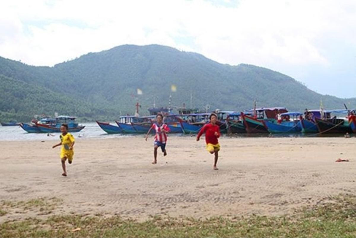 Không tới trường, nhiều học sinh ra tập trung chơi đùa tại các bến thuyền. Ảnh: Đức Hùng