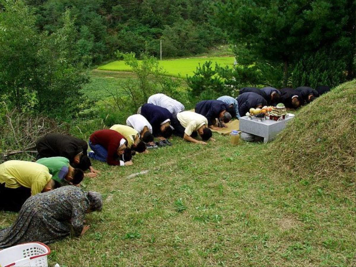 Một gia đình Hàn Quốc đang thục hiện nghi lễ Seongmyo.