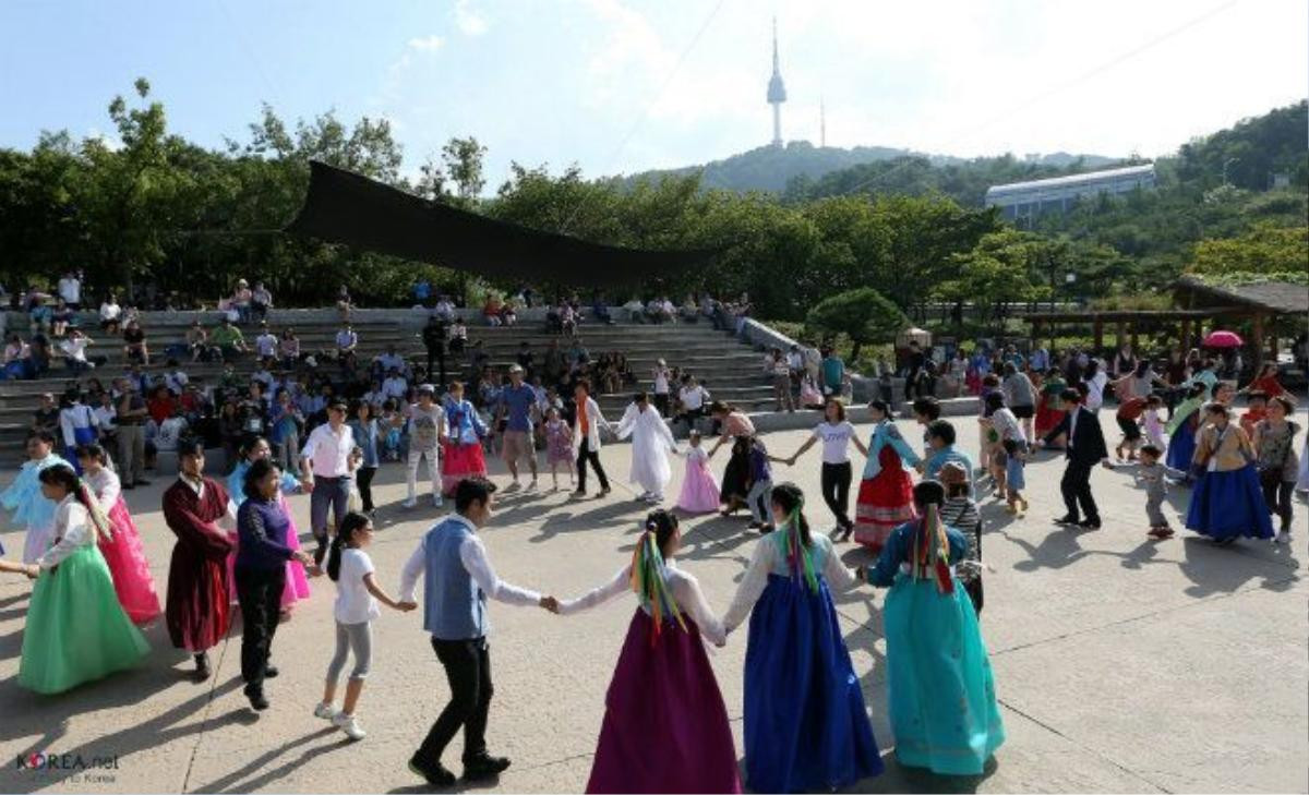 KOCIS_Korea_Namsan_Ganggangsulae_07_(9771213074) (1)