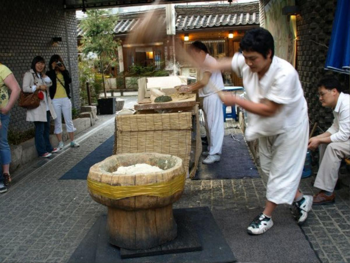 Korea-Seoul-Insadong-Pounding_tteok-02