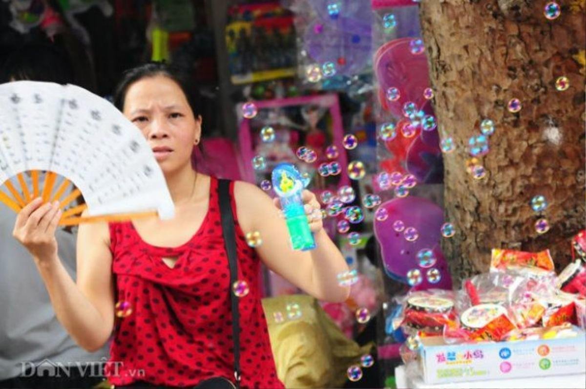 Người bán hàng và súng bắn bong bóng trên phố Hàng Mã