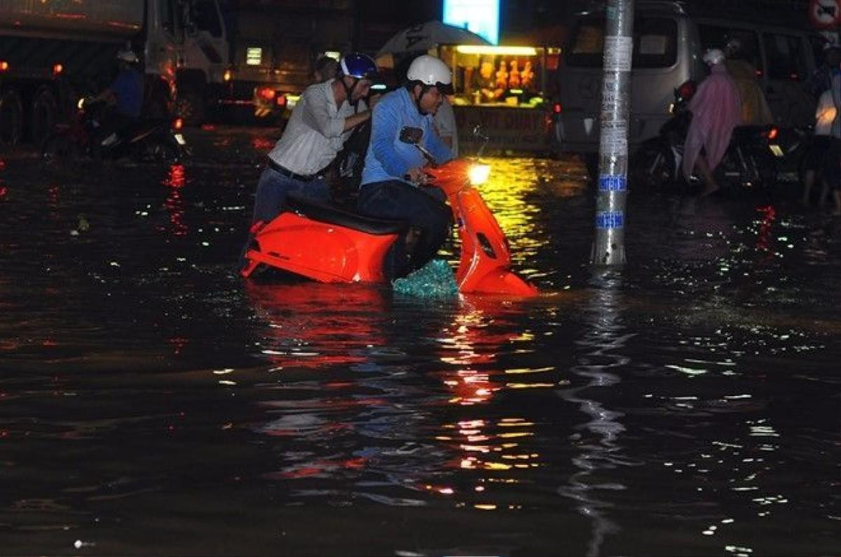 Đến 20h cùng ngày, nước trên đường Bùi Văn Hòa vẫn chưa rút, nhiều người phải dắt bộ vì phương tiện chết máy.