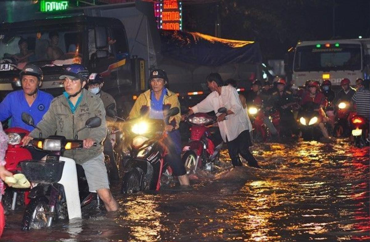 Đến 21h, nước ở các tuyến đường bắt đầu rút bớt, các phương tiện có thể lưu thông. Công nhân Võ Quang Văn nói giọng mệt mỏi: "Ca làm việc kết thúc từ 17h nhưng giờ vẫn chưa thể về nhà. Đã dầm mưa, đói bụng, lại phải dắt xe đi sửa". 