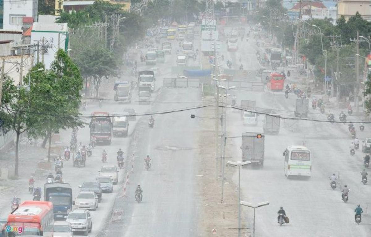 Đường Kinh Dương Vương (đoạn mũi tàu Phú Lâm đến vòng xoay An Lạc, quận Bình Tân, TP HCM) dài 3 km thi công dự án cải tạo hệ thống thoát nước, chống ngập. Tuy nhiên, do bị người dân phản ánh về độ cao cốt nền biến "nhà thành hầm" nên khoảng 3 tháng nay, tuyến đường này đang tạm dừng thi công chờ quyết định phương án hạ độ cao. 