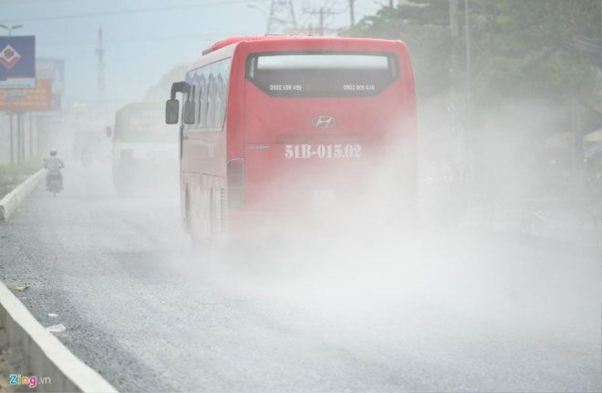 Trên các làn đường hai chiều, xe lớn, nhỏ chạy nhanh hay chậm đều tạo ra những đám bụi dày đặc.