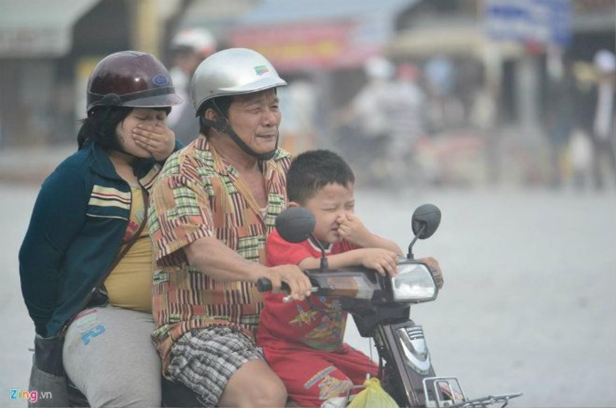 Những người lái xe máy, không mang khẩu trang phải bịt mũi, nhắm mắt chạy xe trên tuyến đường bụi dài khoảng 2 km. Người lớn, trẻ nhỏ nhắm mắt, nín thở phóng xe qua.