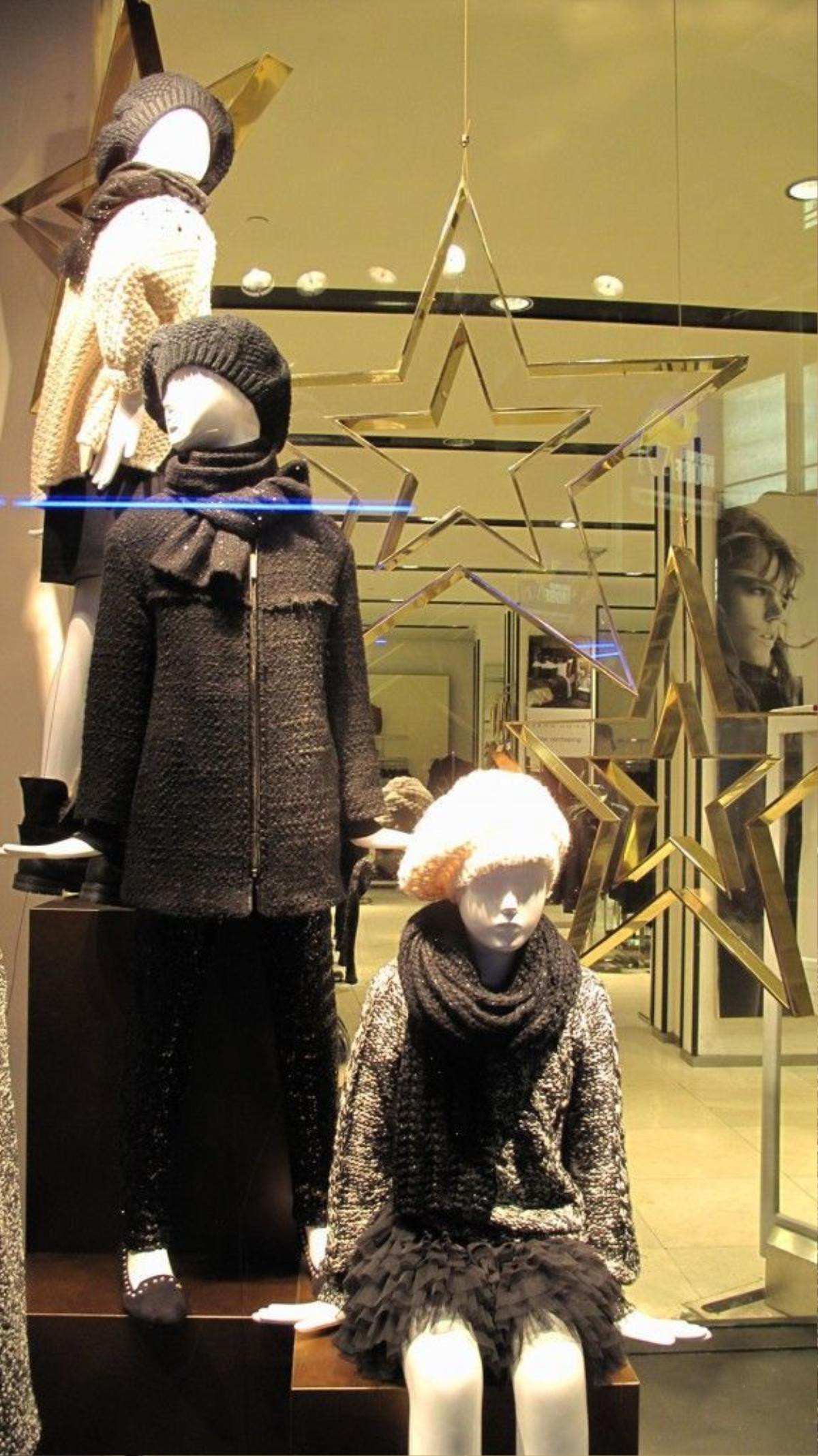 best-window-displays_zara_2012_christmas_04-575x1024