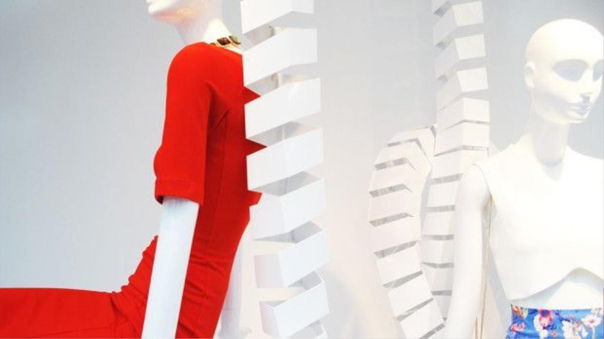 best-window-displays_zara_2013_white-looping_06-620x348