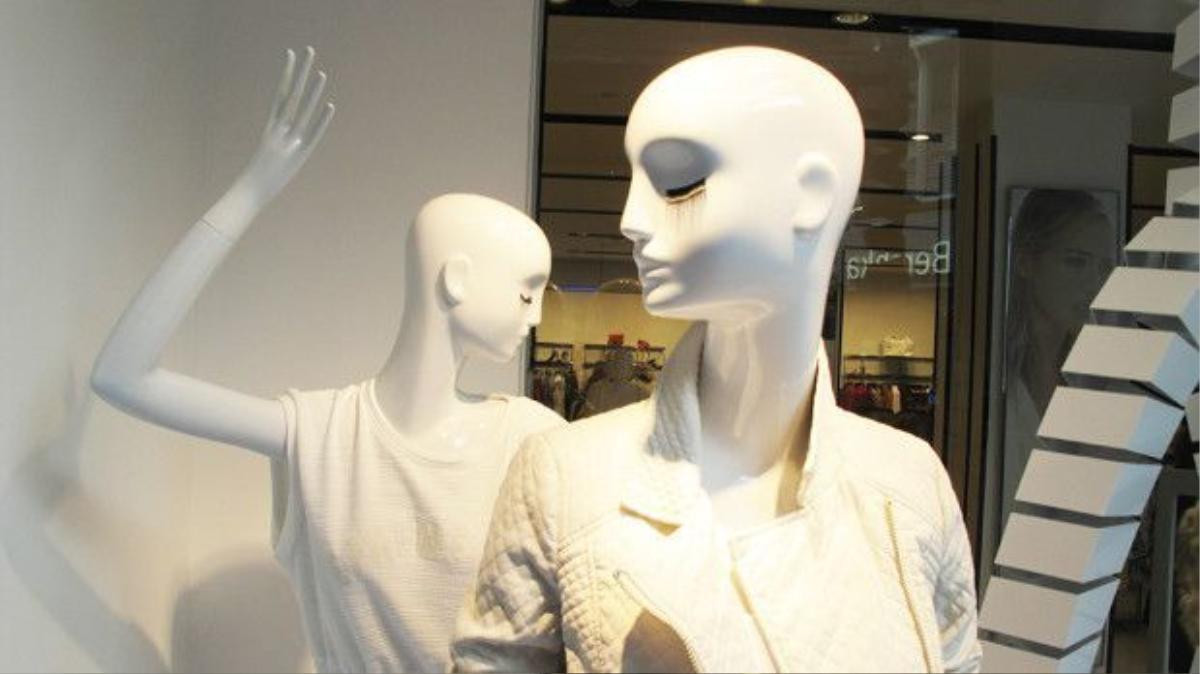 best-window-displays_zara_2013_white-looping_10-620x348