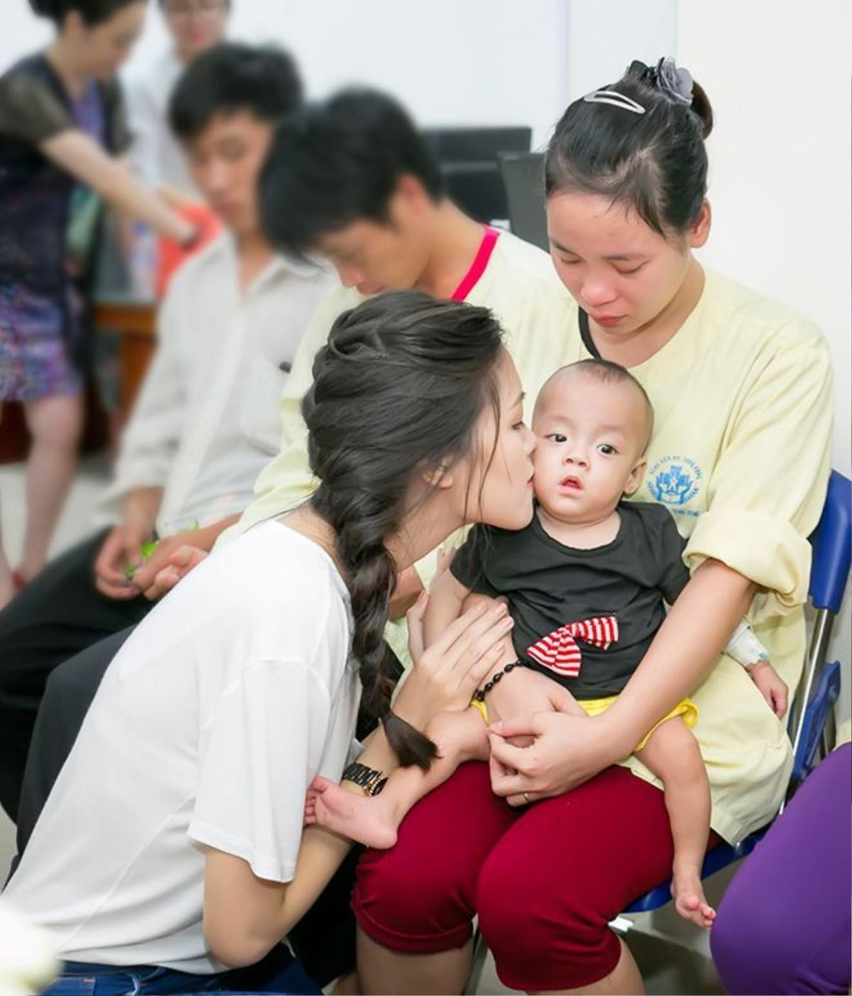 Thùy Dung cho biết: “Tôi không kìm được nước mắt, vì hầu hết các em nhỏ đến từ những vùng miền rất xa và phải điều trị dài ngày tại bệnh viện nhi. Cuộc sống khó khăn và sự vất vả của cha mẹ các em khiến cơ hội chữa bệnh của các em nhỏ cũng mong manh hơn. Tôi muốn mọi người cùng chung tay giúp đỡ những cảnh ngộ đáng thương này”.