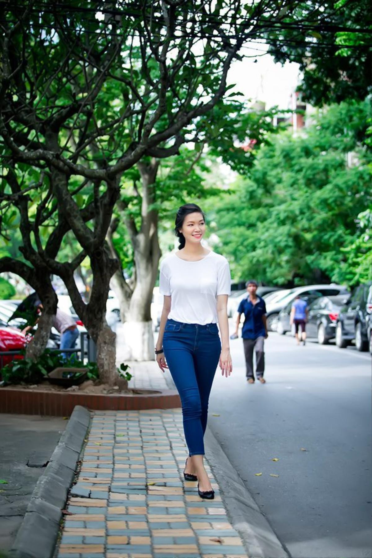 Hoa hậu Việt Nam 2008 giản dị với áo thun trắng, quần jeans tới trao quà trung thu cho trẻ em tại Bệnh viện nhi Trung ương - Hà Nội.