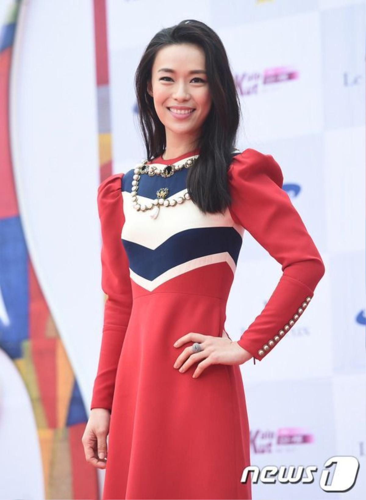 Nữ diễn viên Rebecca Lim của Singapore diện bộ váy đụng hàng với nữ ca sĩ Hồ Ngọc Hà.