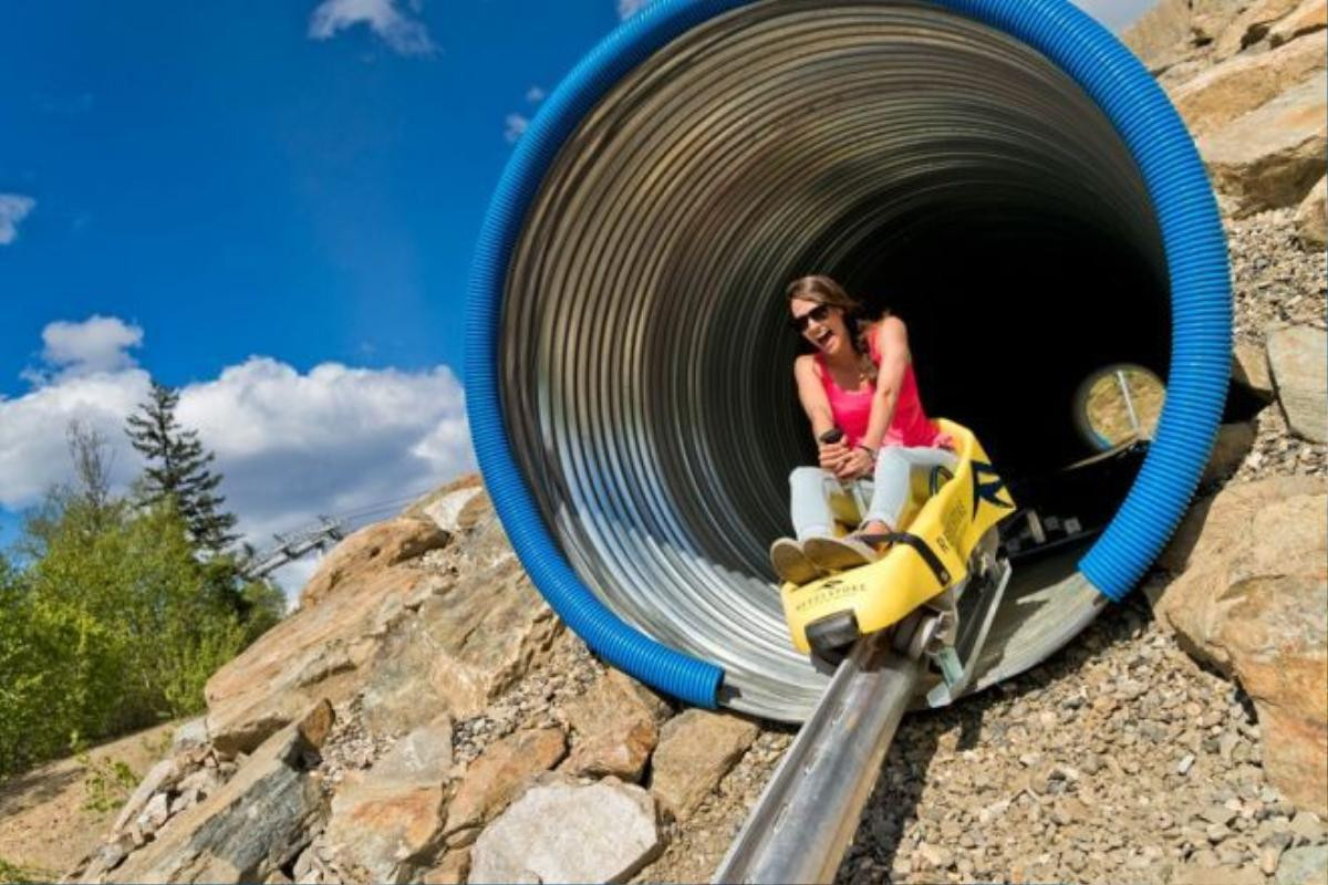 The Pipe là đường trượt dài 1,4 km nằm trong khu nghỉ dưỡng Revelstoke Mountain Resort, Canada. Hệ thống xe trượt trên núi này vận hành trên đường ray đơn, không có rào chắn xung quanh, song được xây dựng gần mặt đất. Những du khách ưa cảm giác mạnh có thể điều khiển tàu mini với tốc độ tối đa lên đến 42 km/h tại con dốc dài 279 m. Còn những “thượng đế” muốn vãn cảnh có thể lái xe chậm qua khu trượt tuyết, cánh rừng và đường hầm. Ảnh: Revelstoke Mountain Resort.