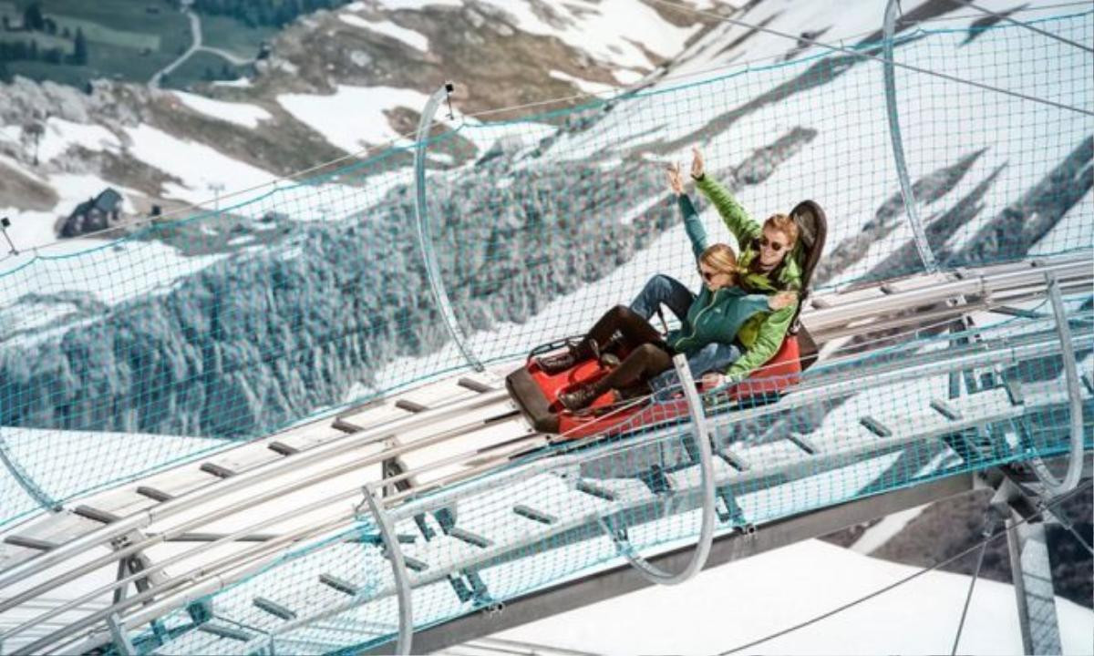 Alpine Coaster of Glacier 3000 ở Thụy Sĩ là hệ thống xe trượt trên núi cao nhất thế giới, có điểm xuất phát ở 2.971 m. Đây là cung đường không dành cho những người yếu tim với nhiều khúc cua gấp trên đoạn đường dài 1 km. Tốc độ tối đa người chơi có thể đạt được lên tới 40 km/h. Ảnh: Glacier 3000.