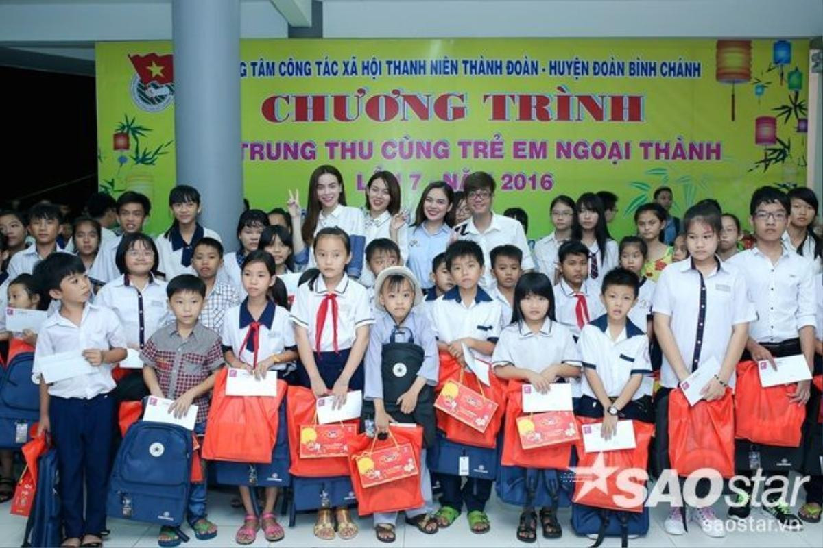 25-ho-ngoc-ha-phi-phuong-anh-giang-hong-ngoc-bui-anh-tuan-chup-anh-luu-niem-cung-cac-tre-em-binh-chanh